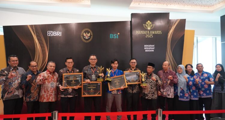 Sekretaris Daerah Kabupaten Bogor, Ajat Rochmat Jatnika saat menerima penghargaan Mandaya Awards 2025, Foto/Diskominfo Kabupaten Bogor
