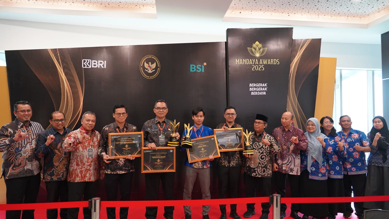 Sekretaris Daerah Kabupaten Bogor, Ajat Rochmat Jatnika saat menerima penghargaan Mandaya Awards 2025, Foto/Diskominfo Kabupaten Bogor Sekretaris Daerah Kabupaten Bogor, Ajat Rochmat Jatnika saat menerima penghargaan Mandaya Awards 2025, Foto/Diskominfo Kabupaten Bogor