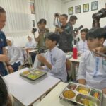 Menteri Lingkungan Hidup Hanif Faisol Nurofiq didampingi Wakil Wali Kota Bogor, jajaran Forkopimda, serta Ketua DPRD Kota Bogor, meninjau langsung pelaksanaan program Makan Bergizi Gratis (MBG) di sejumlah sekolah di Kota Bogor, Foto/Istimewa