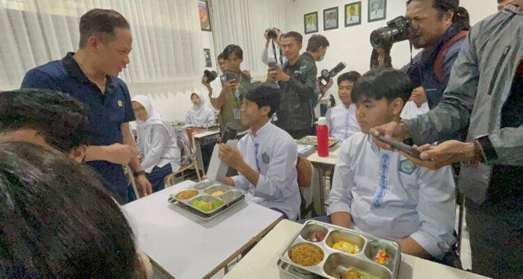 Menteri Lingkungan Hidup Hanif Faisol Nurofiq didampingi Wakil Wali Kota Bogor, jajaran Forkopimda, serta Ketua DPRD Kota Bogor, meninjau langsung pelaksanaan program Makan Bergizi Gratis (MBG) di sejumlah sekolah di Kota Bogor, Foto/Istimewa