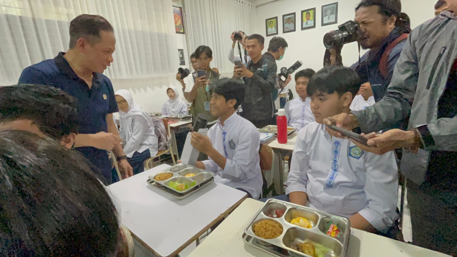 Menteri Lingkungan Hidup Hanif Faisol Nurofiq didampingi Wakil Wali Kota Bogor, jajaran Forkopimda, serta Ketua DPRD Kota Bogor, meninjau langsung pelaksanaan program Makan Bergizi Gratis (MBG) di sejumlah sekolah di Kota Bogor, foto/Istimewa Menteri Lingkungan Hidup Hanif Faisol Nurofiq didampingi Wakil Wali Kota Bogor, jajaran Forkopimda, serta Ketua DPRD Kota Bogor, meninjau langsung pelaksanaan program Makan Bergizi Gratis (MBG) di sejumlah sekolah di Kota Bogor, Foto/Istimewa