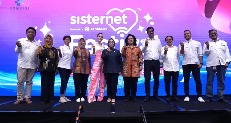 Keterangan Foto SISTERNET 1 (Ki-ka): Menteri Pemberdayaan Perempuan & Perlindungan Anak Republik Indonesia, Arifah Choiri Fauzi (keenam dari kiri), Presiden Direktur & CEO XLSMART, Rajeev Sethi, (keempat dari kanan), Staf Ahli Bidang Komunikasi dan Media Massa Kementerian Komunikasi dan Digital (Komdigi), Molly Prabawaty (kelima dari kanan), Entertainer & Sociopreneur, Cinta Laura Kiehl (kelima dari kiri) bersama Direktur & Chief People Officer, Jeremiah Ratadhi, Kepala Lapas Perempuan Kelas IIA Tanggerang,⁠Salis Farida Fitriani (kedua dari kiri), Direktur & Chief Informattion Technology Officer, Yessie Dianty Yosetya, Staff Ahli Menteri Bidang Partisipasi dan Lingkungan Strategis, Kementerian PPPA, ⁠Rini Handayani (keempat dari kiri), Direktur & Chief Regulatory, Merza Fachys, Group Head Corporate Communications & Sustainability, Reza Mirza, dan Group Head Regulatory & Government Relations, Alvin Iskandar Aslam, dalam sesi foto pembukaan Sisternet Festival di XLSMART Tower, Jakarta (17/10). Sisternet Festival 2025 merupakan hasil kolaborasi antara XLSMART dengan Kementerian Komunikasi dan Digital Republik Indonesia (KOMDIGI) dan Kementerian Pemberdayaan Perempuan dan Perlindungan Anak Republik Indonesia (KemenPPPA) yang berlangsung tanggal 17-18 Oktober 2025 di XLSMART Tower, Jakarta, menyasar lebih dari 500 peserta perempuan dari berbagai komunitas, lembaga mitra pemerintah, dan pelaku UMKM sebagai wujud komitmen XLSMART untuk menghadirkan teknologi yang inklusif dan memberdayakan.