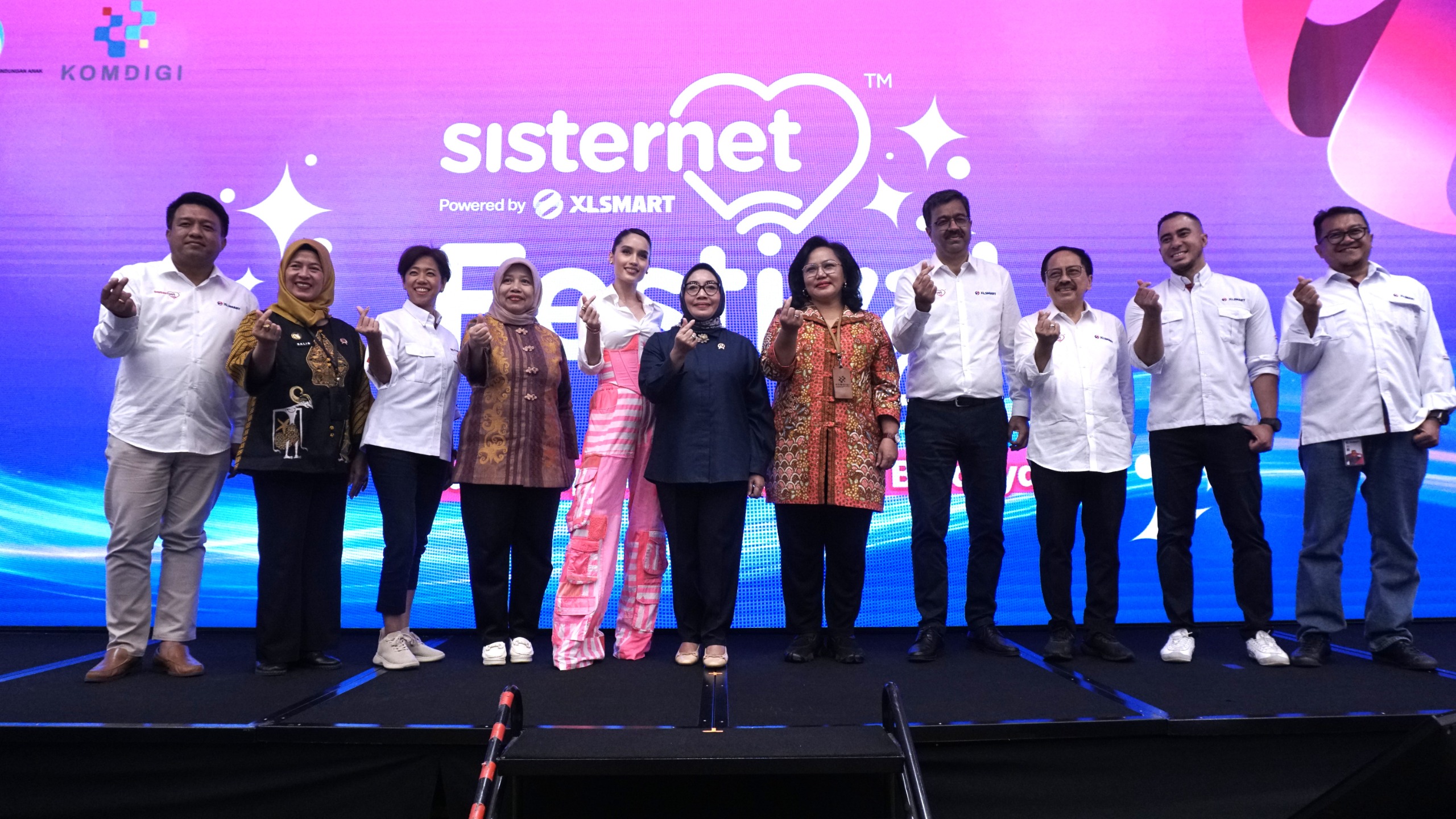 Keterangan Foto SISTERNET 1 (Ki-ka): Menteri Pemberdayaan Perempuan & Perlindungan Anak Republik Indonesia, Arifah Choiri Fauzi (keenam dari kiri), Presiden Direktur & CEO XLSMART, Rajeev Sethi, (keempat dari kanan), Staf Ahli Bidang Komunikasi dan Media Massa Kementerian Komunikasi dan Digital (Komdigi), Molly Prabawaty (kelima dari kanan), Entertainer & Sociopreneur, Cinta Laura Kiehl (kelima dari kiri) bersama Direktur & Chief People Officer, Jeremiah Ratadhi, Kepala Lapas Perempuan Kelas IIA Tanggerang,⁠Salis Farida Fitriani (kedua dari kiri), Direktur & Chief Informattion Technology Officer, Yessie Dianty Yosetya, Staff Ahli Menteri Bidang Partisipasi dan Lingkungan Strategis, Kementerian PPPA, ⁠Rini Handayani (keempat dari kiri), Direktur & Chief Regulatory, Merza Fachys, Group Head Corporate Communications & Sustainability, Reza Mirza, dan Group Head Regulatory & Government Relations, Alvin Iskandar Aslam, dalam sesi foto pembukaan Sisternet Festival di XLSMART Tower, Jakarta (17/10). Sisternet Festival 2025 merupakan hasil kolaborasi antara XLSMART dengan Kementerian Komunikasi dan Digital Republik Indonesia (KOMDIGI) dan Kementerian Pemberdayaan Perempuan dan Perlindungan Anak Republik Indonesia (KemenPPPA) yang berlangsung tanggal 17-18 Oktober 2025 di XLSMART Tower, Jakarta, menyasar lebih dari 500 peserta perempuan dari berbagai komunitas, lembaga mitra pemerintah, dan pelaku UMKM sebagai wujud komitmen XLSMART untuk menghadirkan teknologi yang inklusif dan memberdayakan.