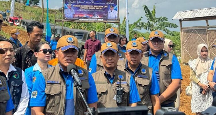 Kepala Staf Angkatan Laut, Laksamana TNI Muhammad Ali saat mengikuti Bakti Sosial dan Penanaman 1.996 pohon di Desa Bojongkoneng, Kecamatan Babakan Madang, Sentul, Bogor, Foto/Istimewa