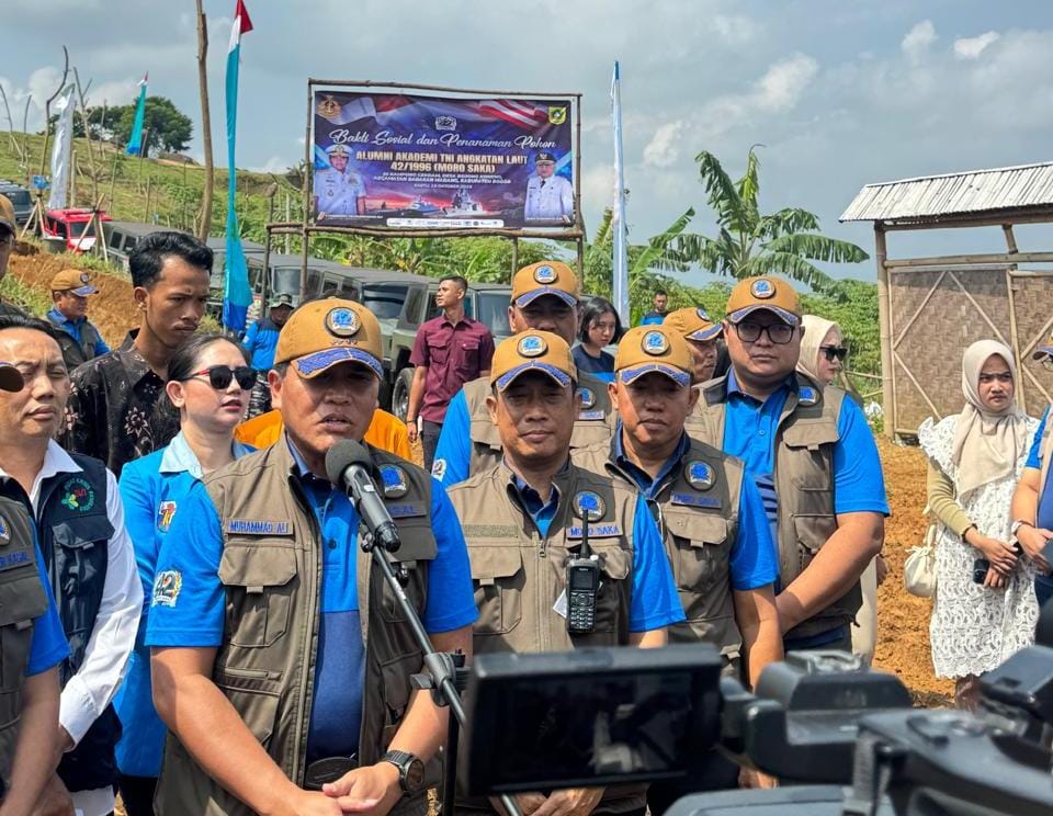 Kepala Staf Angkatan Laut, Laksamana TNI Muhammad Ali saat mengikuti Bakti Sosial dan Penanaman 1.996 pohon di Desa Bojongkoneng, Kecamatan Babakan Madang, Sentul, Bogor, Foto/Istimewa Kepala Staf Angkatan Laut, Laksamana TNI Muhammad Ali saat mengikuti Bakti Sosial dan Penanaman 1.996 pohon di Desa Bojongkoneng, Kecamatan Babakan Madang, Sentul, Bogor, Foto/Istimewa