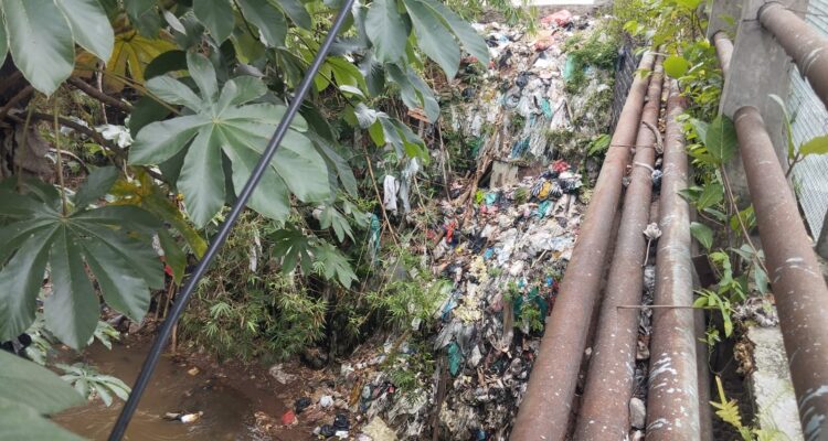 kondisi tumpukan sampah di bawah jembatan Kali Baru, dekat Pasar Ciluar, Kecamatan Sukaraja, Kabupaten Bogor, Foto/Istimewa