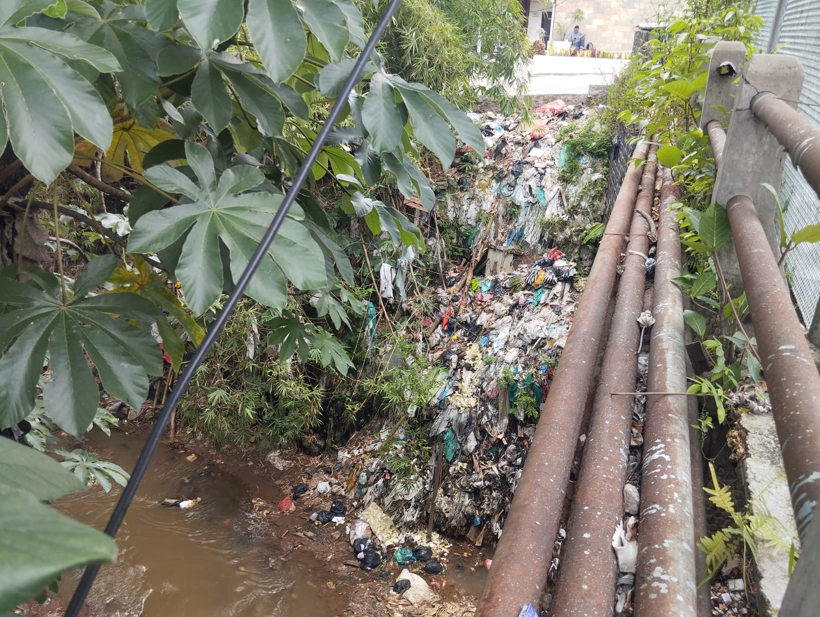 kondisi tumpukan sampah di bawah jembatan Kali Baru, dekat Pasar Ciluar, Kecamatan Sukaraja, Kabupaten Bogor, Foto/Istimewa kondisi tumpukan sampah di bawah jembatan Kali Baru, dekat Pasar Ciluar, Kecamatan Sukaraja, Kabupaten Bogor, Foto/Istimewa