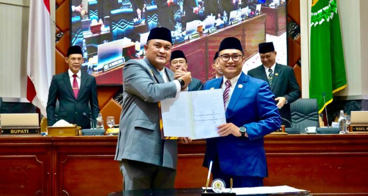Foto bersama Bupati Bogor, Rudy Susmanto dan Ketua DPRD Sastra Winara seusai rapat paripurna, Foto/Setwan DPRD Kabupaten Bogor