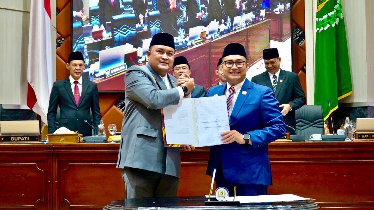 Foto bersama Bupati Bogor, Rudy Susmanto dan Ketua DPRD Sastra Winara seusai rapat paripurna, Foto/Setwan DPRD Kabupaten Bogor