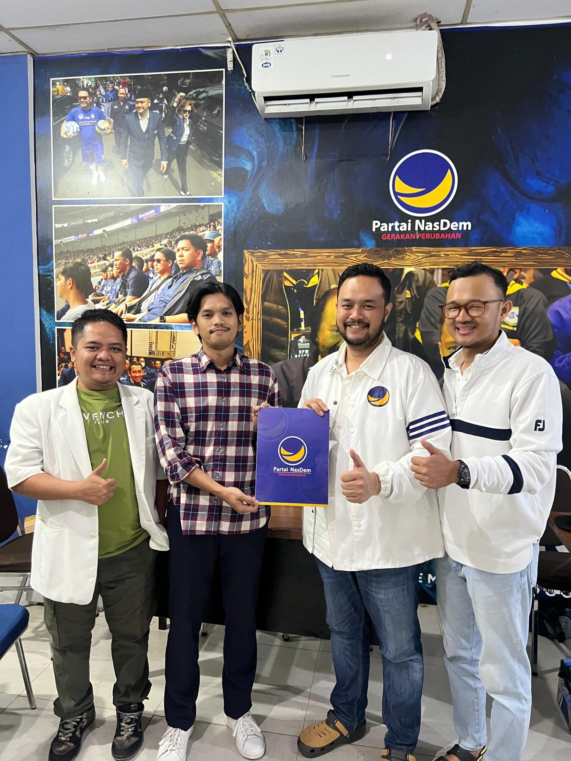 Simpatisan partai nasdem mengadakan pengobatan gratis dalam rangka hut nasdem ke 14, foto/Istimewa Simpatisan partai nasdem mengadakan pengobatan gratis dalam rangka hut nasdem ke 14, foto/Istimewa