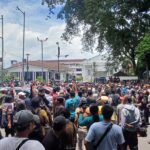 Ratusan sopir angkutan kota (angkot) se-Kota Bogor menggeruduk Balai Kota Bogor, Kamis (23/10/2025).