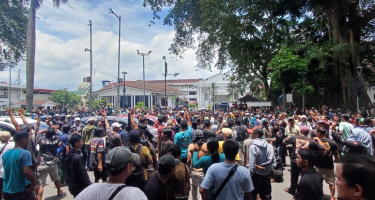 Ratusan sopir angkutan kota (angkot) se-Kota Bogor menggeruduk Balai Kota Bogor, Kamis (23/10/2025).