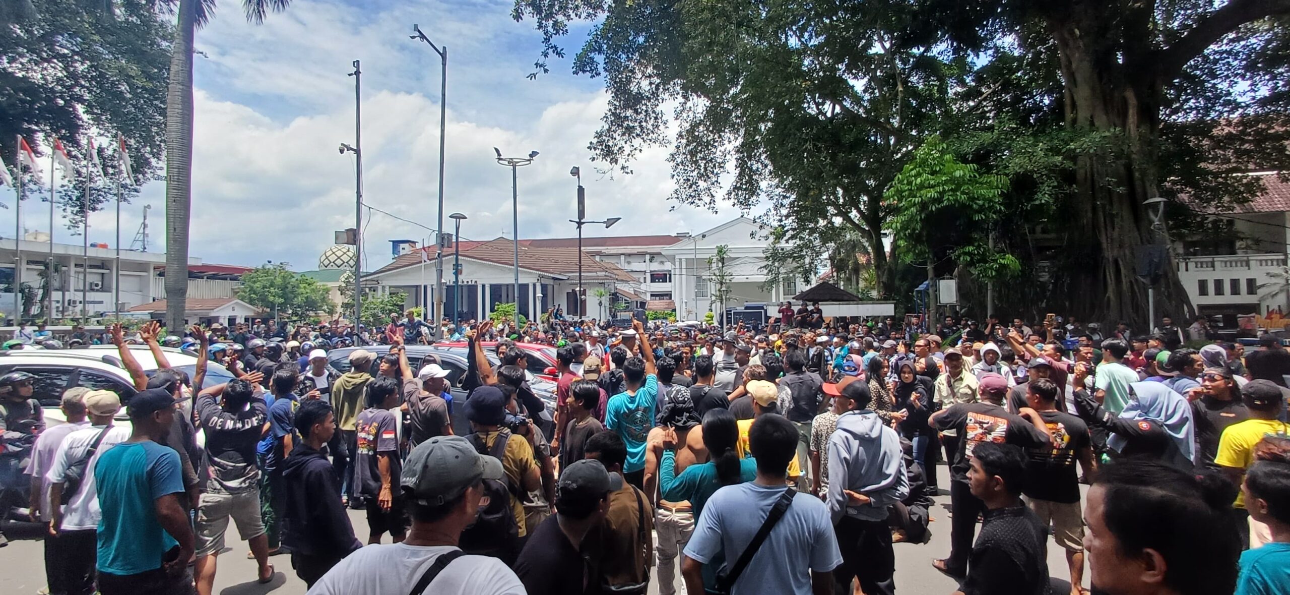 Ratusan sopir angkutan kota (angkot) se-Kota Bogor menggeruduk Balai Kota Bogor, Kamis (23/10/2025).