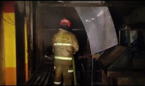 Rescue damkar kota Bogor mengevakuasi 10 kios di Jalan Raya Brigjen Saptaji, Kelurahan Cilendek Barat, Kecamatan Bogor Barat, Kota Bogor, foto/Damkar Mota Bogor Rescue damkar kota Bogor mengevakuasi 10 kios di Jalan Raya Brigjen Saptaji, Kelurahan Cilendek Barat, Kecamatan Bogor Barat, Kota Bogor, foto/Damkar Mota Bogor