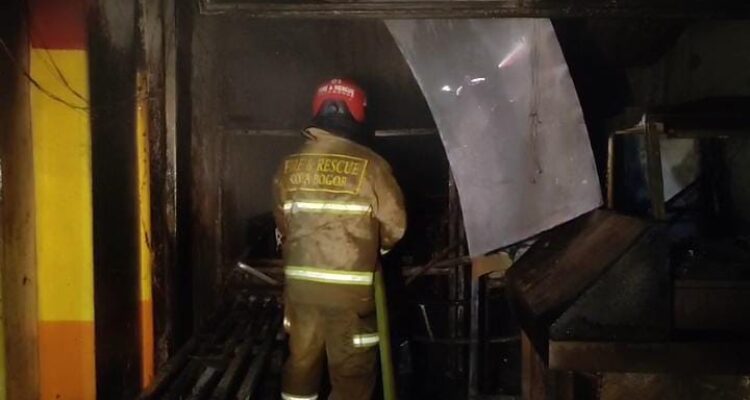 Rescue damkar kota Bogor mengevakuasi 10 kios di Jalan Raya Brigjen Saptaji, Kelurahan Cilendek Barat, Kecamatan Bogor Barat, Kota Bogor, foto/Damkar Mota Bogor