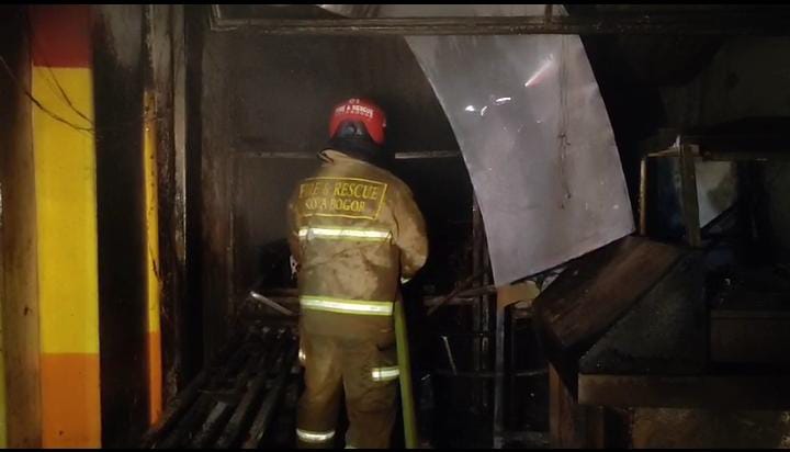 Rescue damkar kota Bogor mengevakuasi 10 kios di Jalan Raya Brigjen Saptaji, Kelurahan Cilendek Barat, Kecamatan Bogor Barat, Kota Bogor, foto/Damkar Mota Bogor