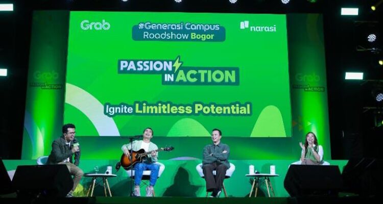 Keterangan Foto: (Kiri ke kanan) moderator Timothy Marbun, Raditya Dika, Nicholas Saputra, dan Najwa Shihab dalam keseruan saat sesi Dialog Generasi pada acara Generasi Campus Roadshow 2025 yang mengusung tema “Passion in Action: Ignite Limitless Potential” di Auditorium Graha Widya Wisuda, Institut Pertanian Bogor (IPB), Rabu (22/10).
