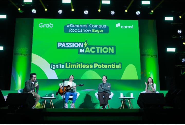 Keterangan Foto: (Kiri ke kanan) moderator Timothy Marbun, Raditya Dika, Nicholas Saputra, dan Najwa Shihab dalam keseruan saat sesi Dialog Generasi pada acara Generasi Campus Roadshow 2025 yang mengusung tema “Passion in Action: Ignite Limitless Potential” di Auditorium Graha Widya Wisuda, Institut Pertanian Bogor (IPB), Rabu (22/10).