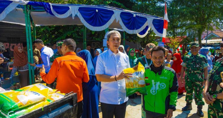 PANGAN MURAH: Warga antusias memanfaatkan Gerakan Pangan Murah. Komoditas pokok dijual dengan harga di bawah pasar agar daya beli masyarakat tetap terjaga