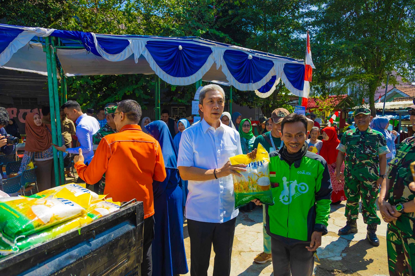 PANGAN MURAH: Warga antusias memanfaatkan Gerakan Pangan Murah. Komoditas pokok dijual dengan harga di bawah pasar agar daya beli masyarakat tetap terjaga. PANGAN MURAH: Warga antusias memanfaatkan Gerakan Pangan Murah. Komoditas pokok dijual dengan harga di bawah pasar agar daya beli masyarakat tetap terjaga