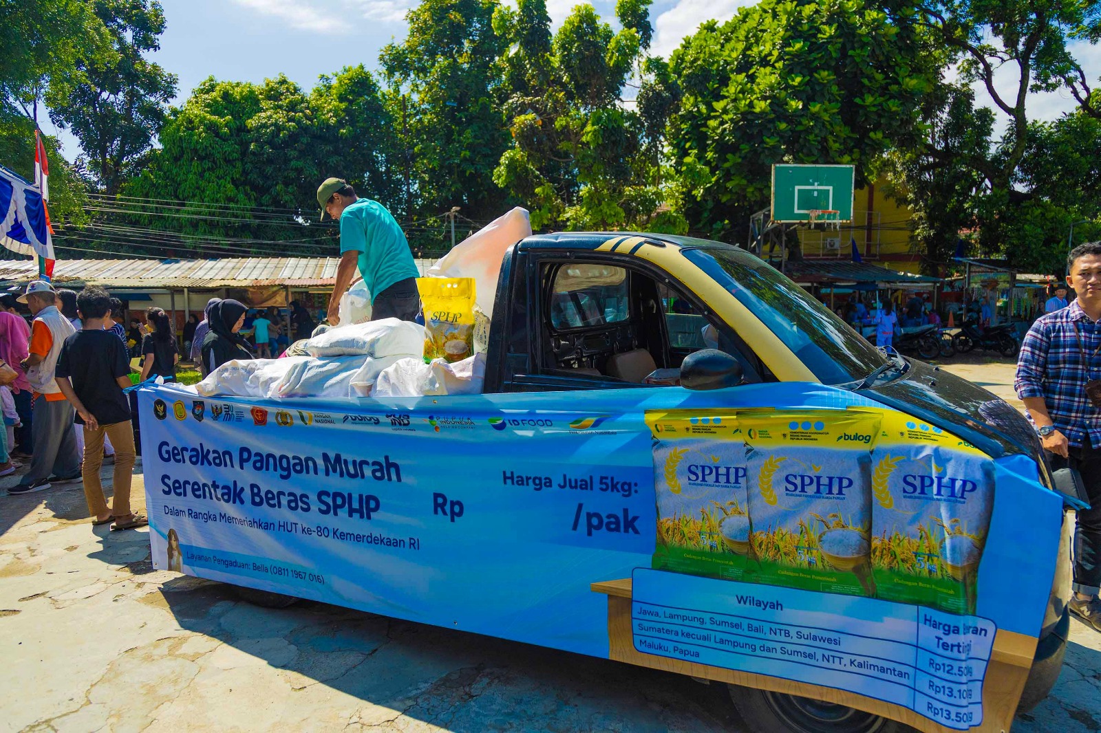 PANGAN MURAH: Warga antusias memanfaatkan Gerakan Pangan Murah. Komoditas pokok dijual dengan harga di bawah pasar agar daya beli masyarakat tetap terjaga.