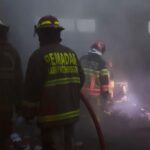 Resceu damkar Kota Bogor saat mengevakuasi damkar sekolah SMK yang terbakar, Foto/Istimewa