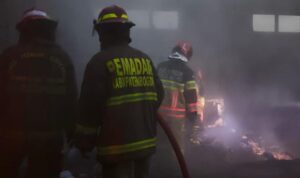 Resceu damkar Kota Bogor saat mengevakuasi damkar sekolah SMK yang terbakar, Foto/Istimewa Resceu damkar Kota Bogor saat mengevakuasi damkar sekolah SMK yang terbakar, Foto/Istimewa
