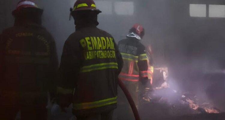 Resceu damkar Kota Bogor saat mengevakuasi damkar sekolah SMK yang terbakar, Foto/Istimewa