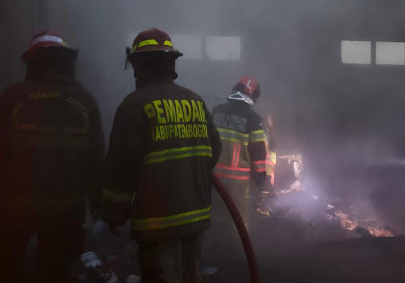 Resceu damkar Kota Bogor saat mengevakuasi damkar sekolah SMK yang terbakar, Foto/Istimewa Resceu damkar Kota Bogor saat mengevakuasi damkar sekolah SMK yang terbakar, Foto/Istimewa