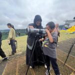 Salah satu warga yang sedang mengamati burung pemangsa di jalur langit puncak Bogor, Foto/Adi Wirman