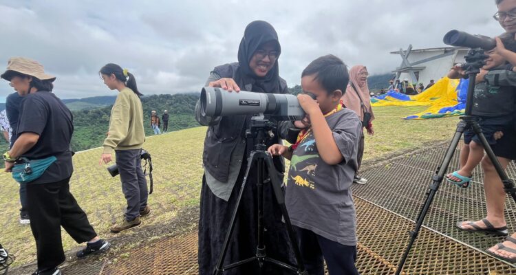 Salah satu warga yang sedang mengamati burung pemangsa di jalur langit puncak Bogor, Foto/Adi Wirman