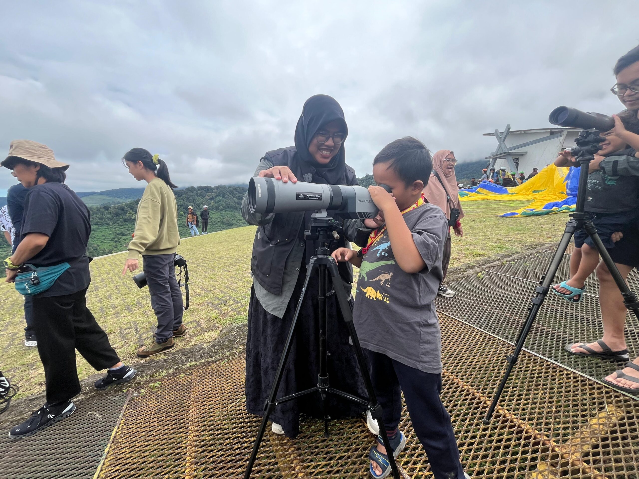 Salah satu warga yang sedang mengamati burung pemangsa di jalur langit puncak Bogor, Foto/Adi Wirman Salah satu warga yang sedang mengamati burung pemangsa di jalur langit puncak Bogor, Foto/Adi Wirman