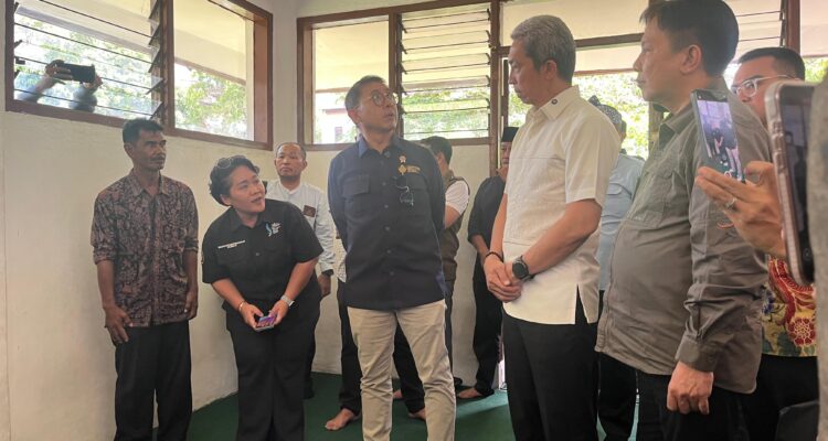 Menteri Kebudayaan, Fadli Zon bersama Wali Kota Bogor, Dedie A Rachim saat minjau prasasti Batu tulis Bogor, Foto/Adi Wirman