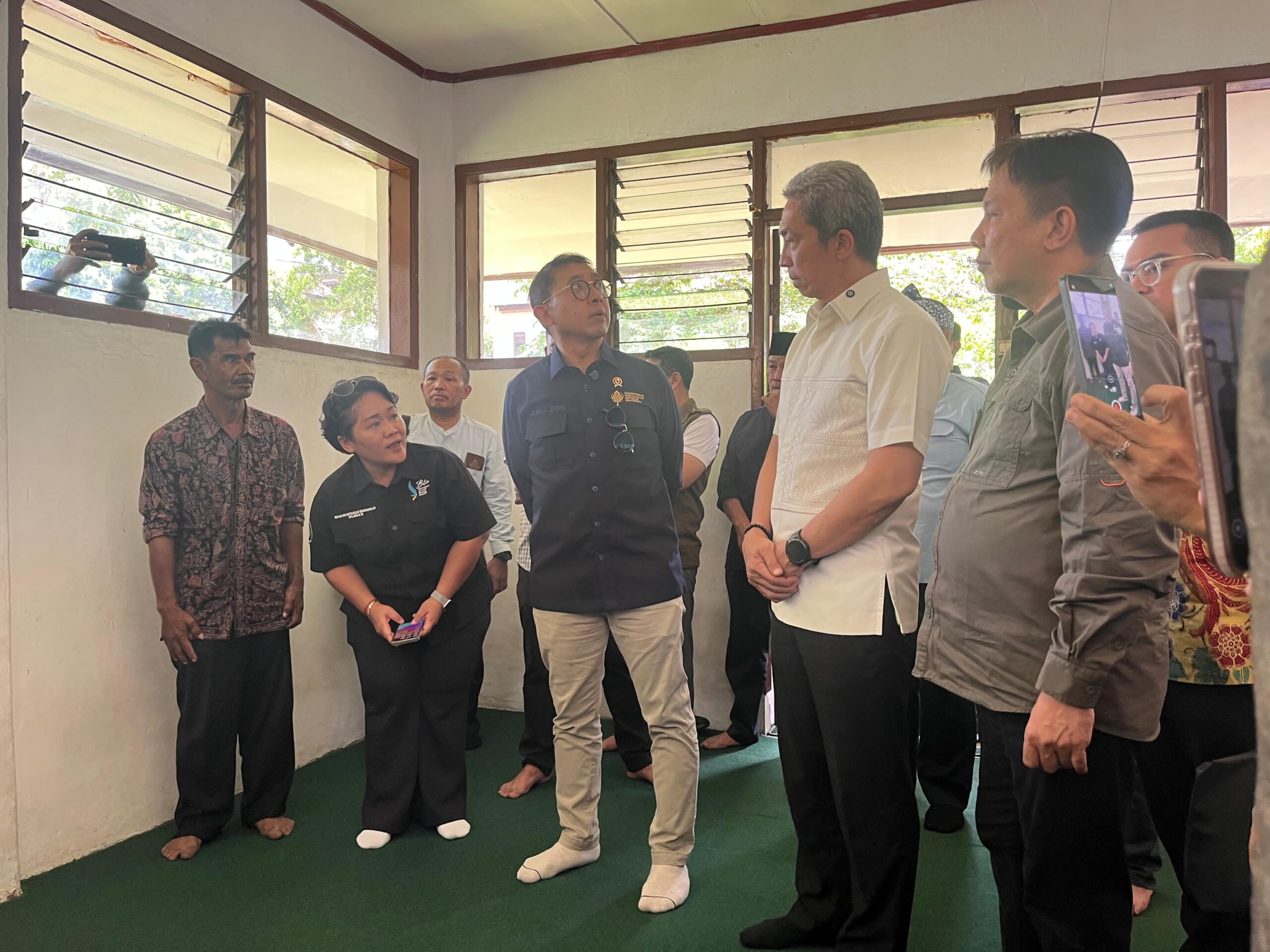 Menteri Kebudayaan, Fadli Zon bersama Wali Kota Bogor, Dedie A Rachim saat minjau prasasti Batu tulis Bogor, Foto/Adi Wirman Menteri Kebudayaan, Fadli Zon bersama Wali Kota Bogor, Dedie A Rachim saat minjau prasasti Batu tulis Bogor, Foto/Adi Wirman