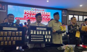 Bupati Bogor, Rudi Susmanto, Ketua DPRD, Sastra Winara, Kapolres Bogor, Kapolres Bogor, AKBP Whika Ardilestanto saat menggelar konferensi pers soal narkoba, Foto/Istimewa Bupati Bogor, Rudi Susmanto, Ketua DPRD, Sastra Winara, Kapolres Bogor, Kapolres Bogor, AKBP Whika Ardilestanto saat menggelar konferensi pers soal narkoba, Foto/Istimewa