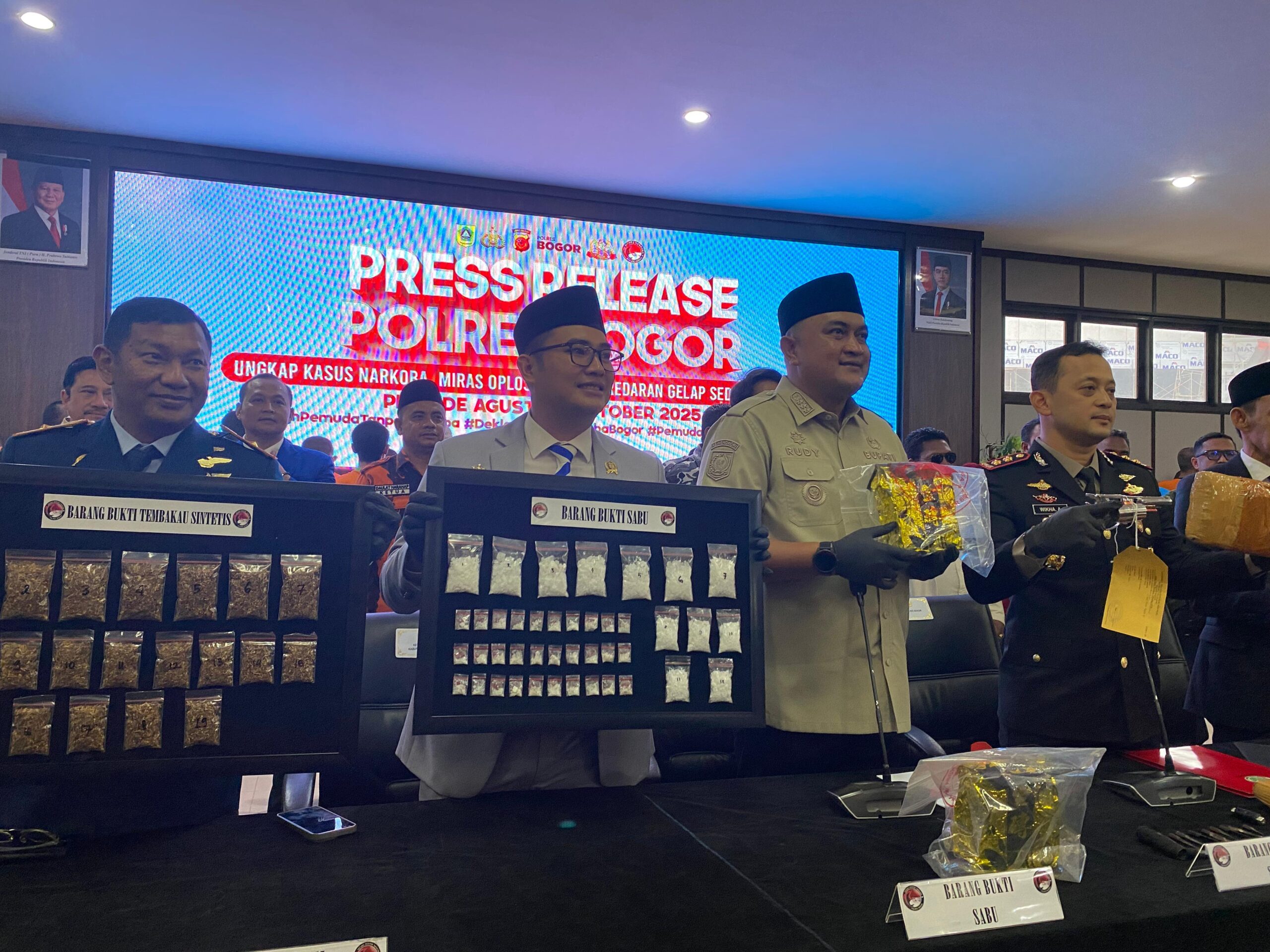 Bupati Bogor, Rudi Susmanto, Ketua DPRD, Sastra Winara, Kapolres Bogor, Kapolres Bogor, AKBP Whika Ardilestanto saat menggelar konferensi pers soal narkoba, Foto/Istimewa Bupati Bogor, Rudi Susmanto, Ketua DPRD, Sastra Winara, Kapolres Bogor, Kapolres Bogor, AKBP Whika Ardilestanto saat menggelar konferensi pers soal narkoba, Foto/Istimewa