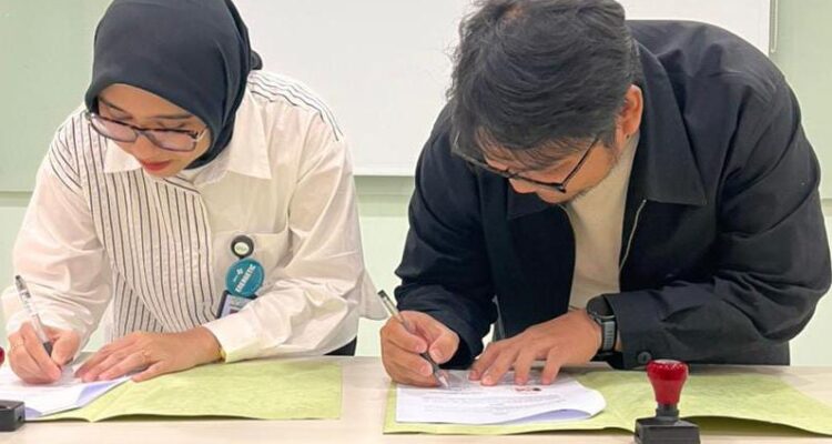 Azfar Reza Muqafa, Ketua TDA 8.0 dan Dirut RS Azra dr. Irma Rismayanty M.M saat melakukan penandatangan kerjasama, Foto/Istimewa