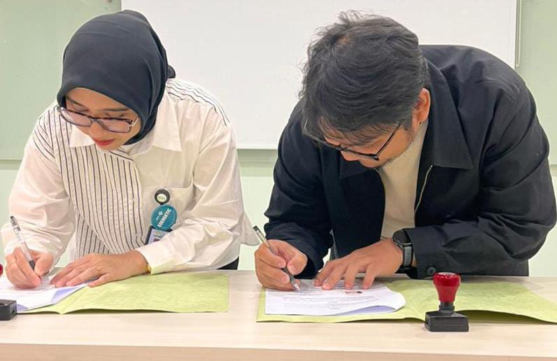 Azfar Reza Muqafa, Ketua TDA 8.0 dan Dirut RS Azra dr. Irma Rismayanty M.M saat melakukan penandatangan kerjasama, Foto/Istimewa
