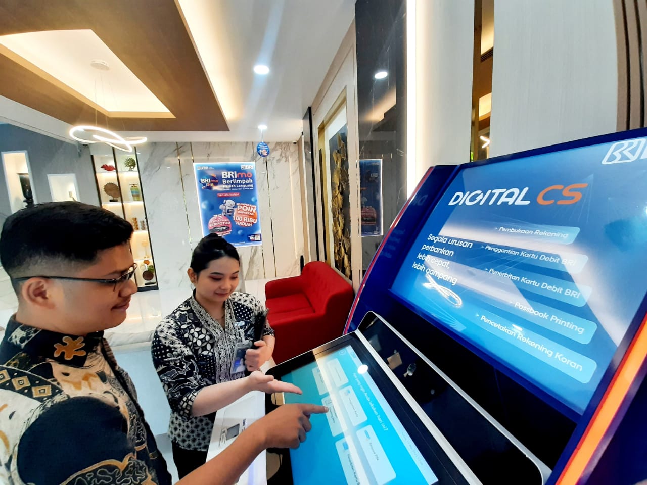 Karyawan BRI saat Mesin Digital Customer Service (CS) yang hadir untuk kemudahan layanan Nasabah BRI, foto/Istimewa Karyawan BRI saat Mesin Digital Customer Service (CS) yang hadir untuk kemudahan layanan Nasabah BRI, foto/Istimewa