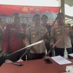 Polsek utara dan timur saat memperlihatkan senjata tajam yang dilakukan oleh remaja yang akan digunakan untuk tawuran, Foto/Adi Wirman