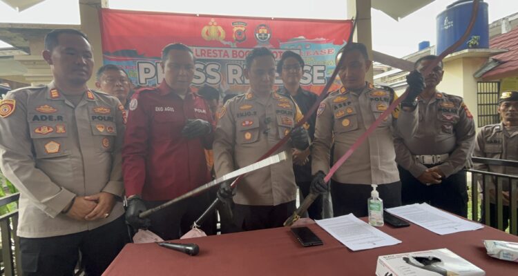 Polsek utara dan timur saat memperlihatkan senjata tajam yang dilakukan oleh remaja yang akan digunakan untuk tawuran, Foto/Adi Wirman