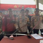 Polsek utara dan timur saat memperlihatkan senjata tajam yang dilakukan oleh remaja yang akan digunakan untuk tawuran, Foto/Adi Wirman