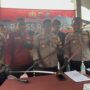 Polsek utara dan timur saat memperlihatkan senjata tajam yang dilakukan oleh remaja yang akan digunakan untuk tawuran, Foto/Adi Wirman