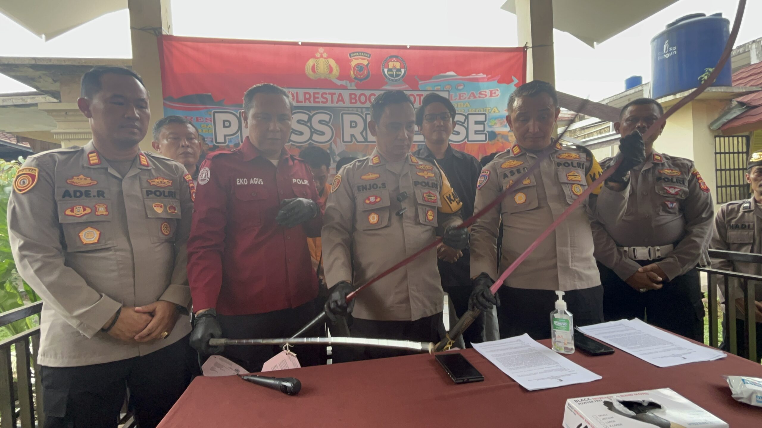 Polsek utara dan timur saat memperlihatkan senjata tajam yang dilakukan oleh remaja yang akan digunakan untuk tawuran, Foto/Adi Wirman Polsek utara dan timur saat memperlihatkan senjata tajam yang dilakukan oleh remaja yang akan digunakan untuk tawuran, Foto/Adi Wirman