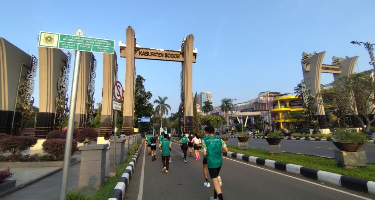 Beberapa orang tengah berlari di Car Free Day Cibinong Bogor, Foto/Adi Wirman