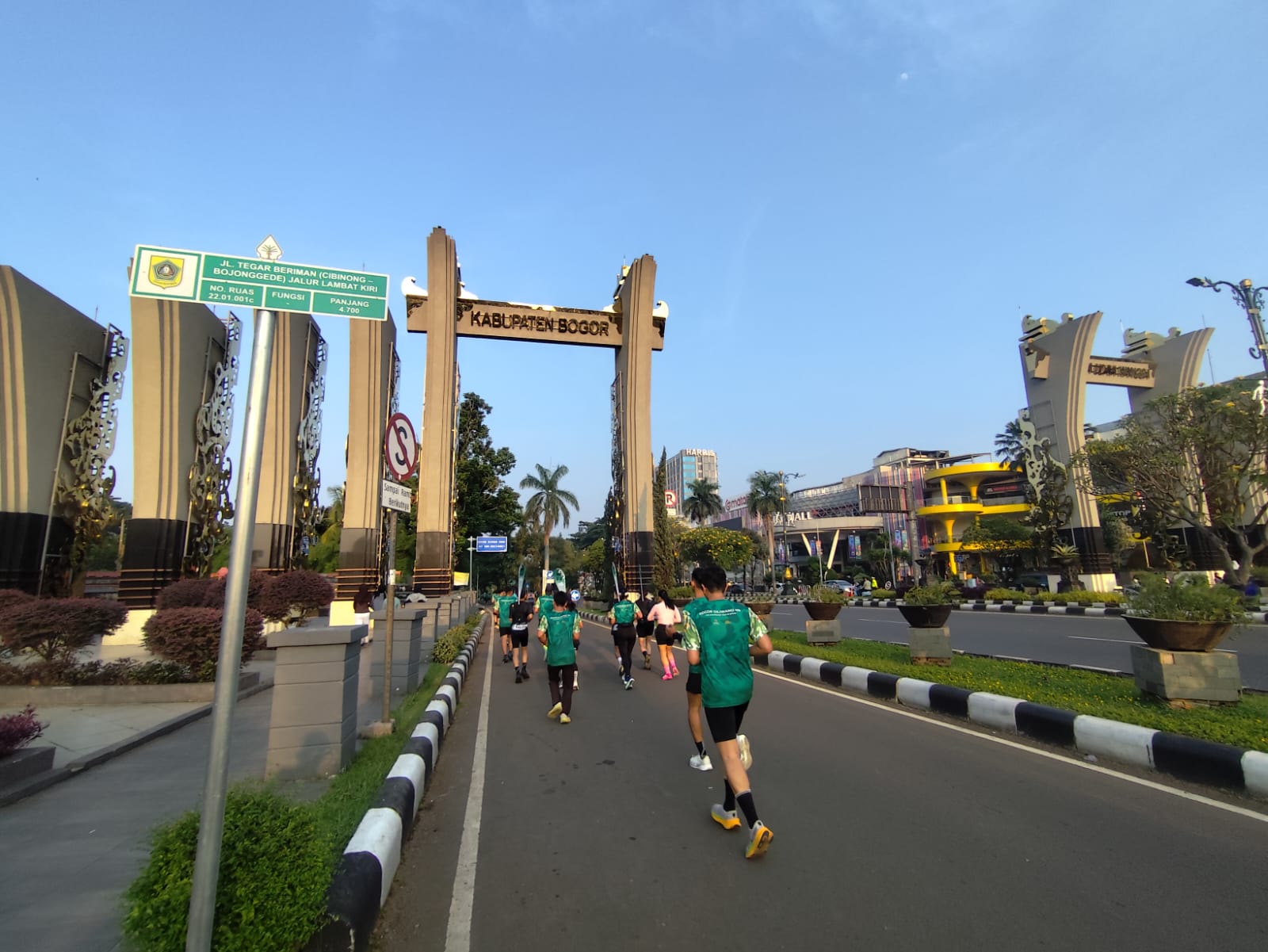 Beberapa orang tengah berlari di Car Free Day Cibinong Bogor, Foto/Adi Wirman