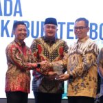 Bupati Bogor, Rudy Susmanto saat diberikan penghargaan di Investor terbaik, Foto/Istimewa