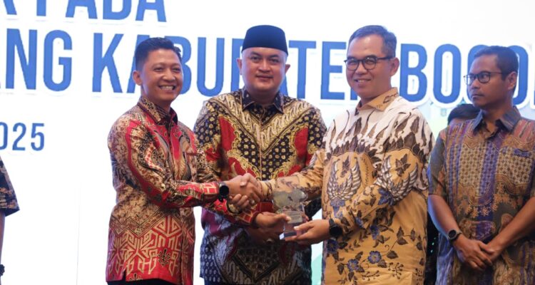 Bupati Bogor, Rudy Susmanto saat diberikan penghargaan di Investor terbaik, Foto/Istimewa