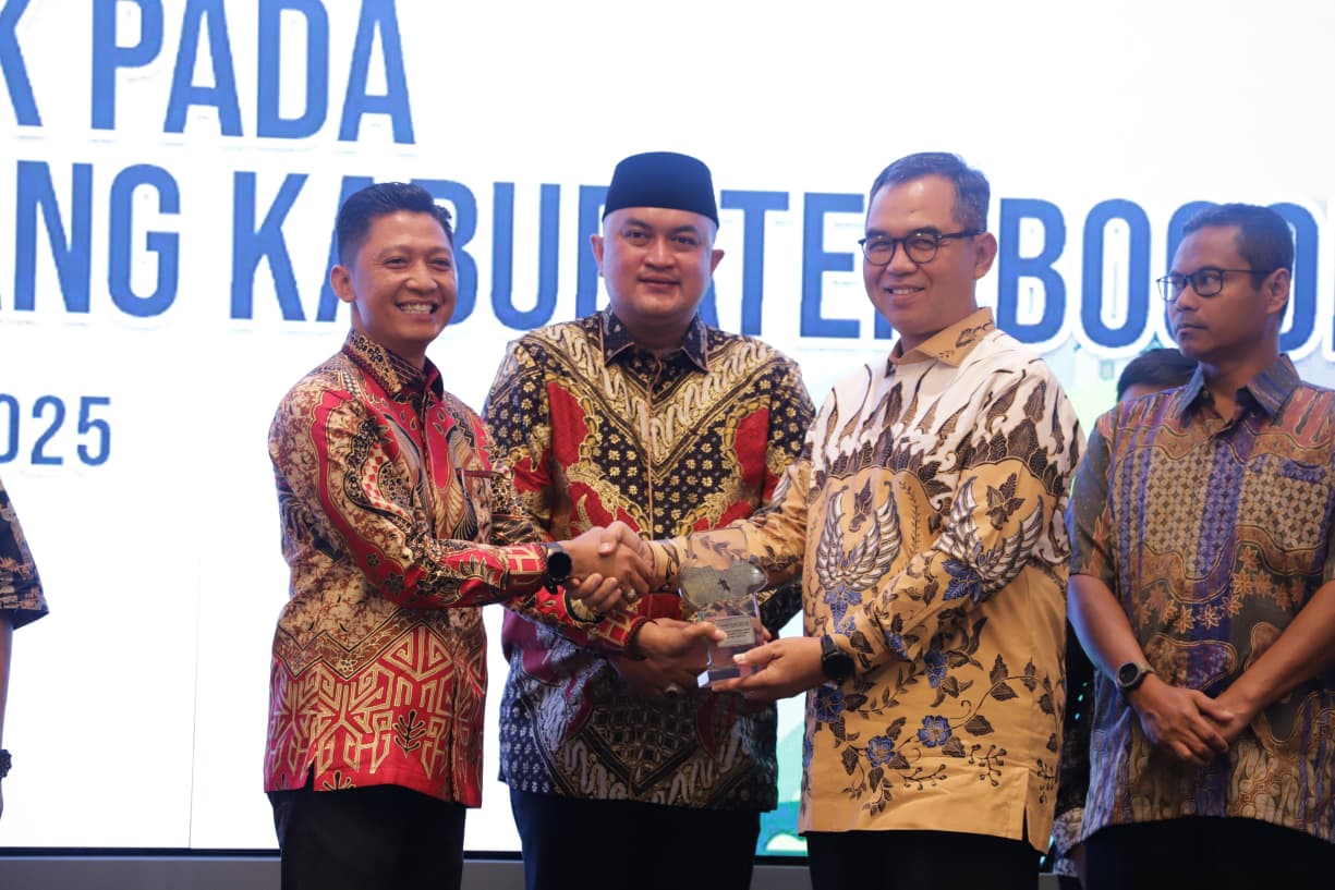 Bupati Bogor, Rudy Susmanto saat diberikan penghargaan di Investor terbaik, Foto/Istimewa Bupati Bogor, Rudy Susmanto saat diberikan penghargaan di Investor terbaik, Foto/Istimewa