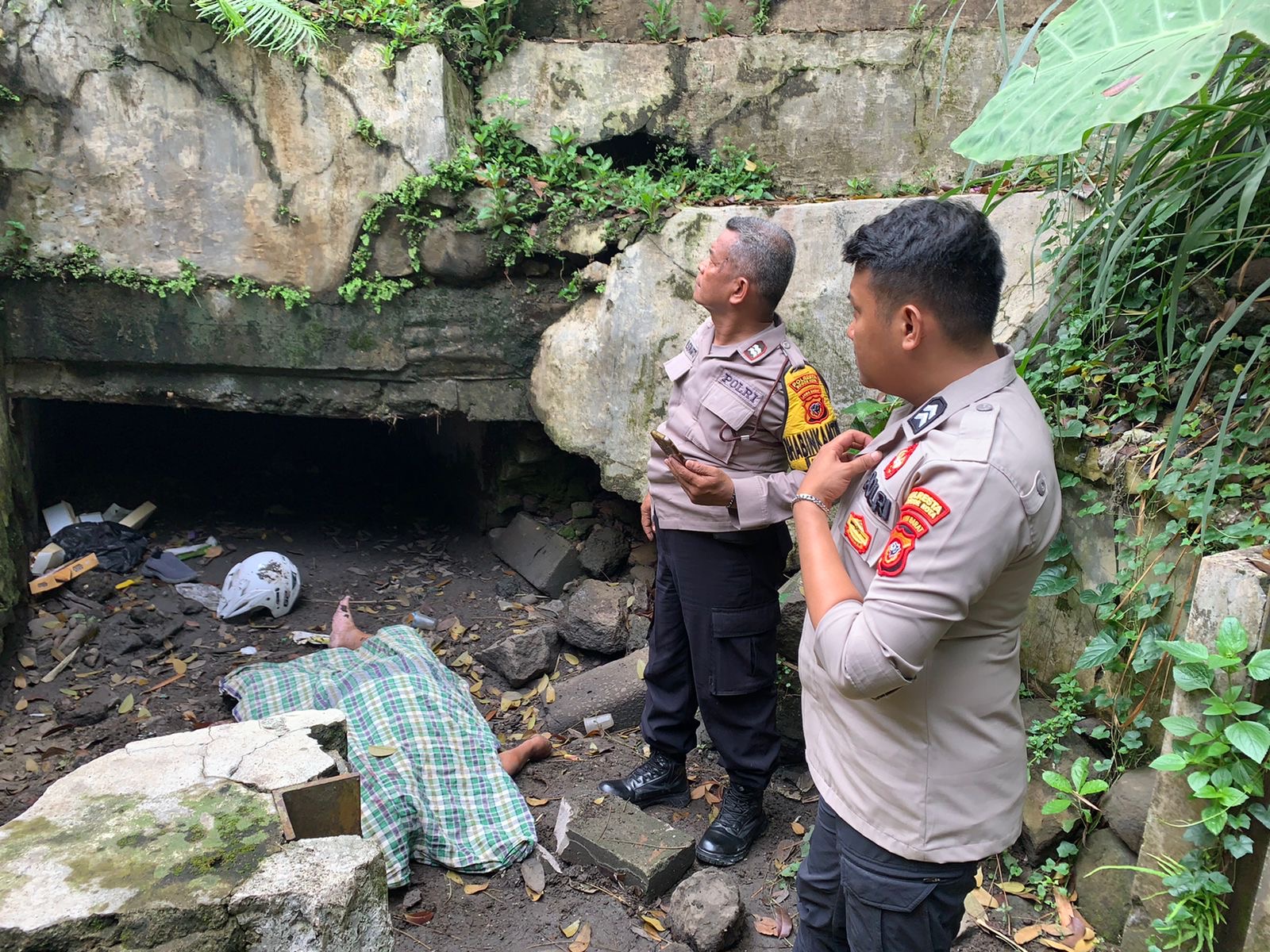 Seorang pengendara sepeda motor meninggal dunia di tempat setelah terjatuh ke Kali Cibagolo, Foto/Istimewa